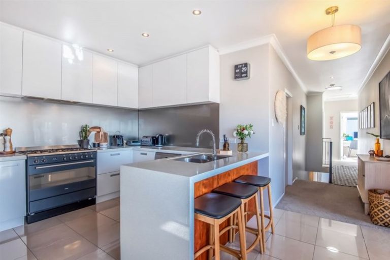 Photo of property in 2/52 Aberdeen Road, Campbells Bay, Auckland, 0620