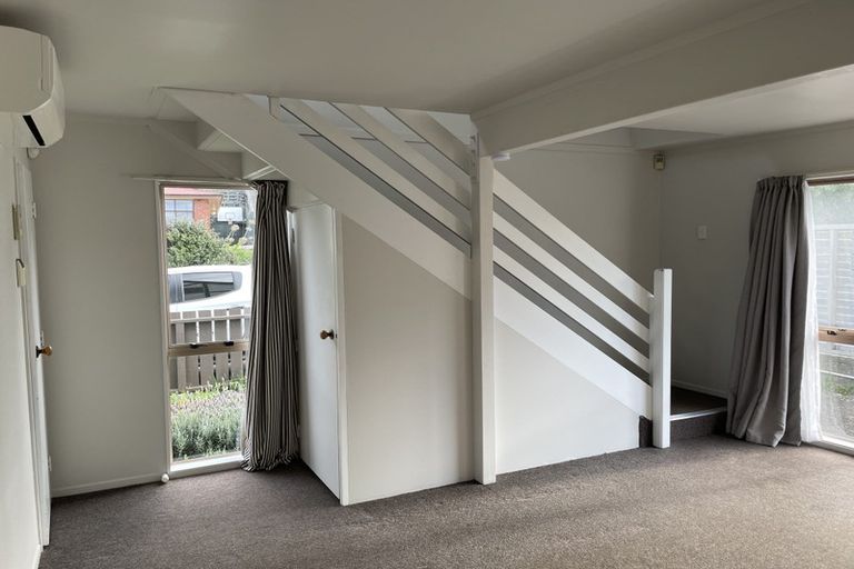 Photo of property in 1/133 Queens Drive, Lyall Bay, Wellington, 6022