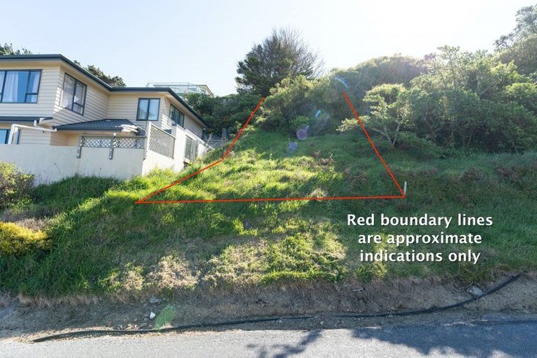 Photo of property in 9a Edgecombe Street, Newlands, Wellington, 6037