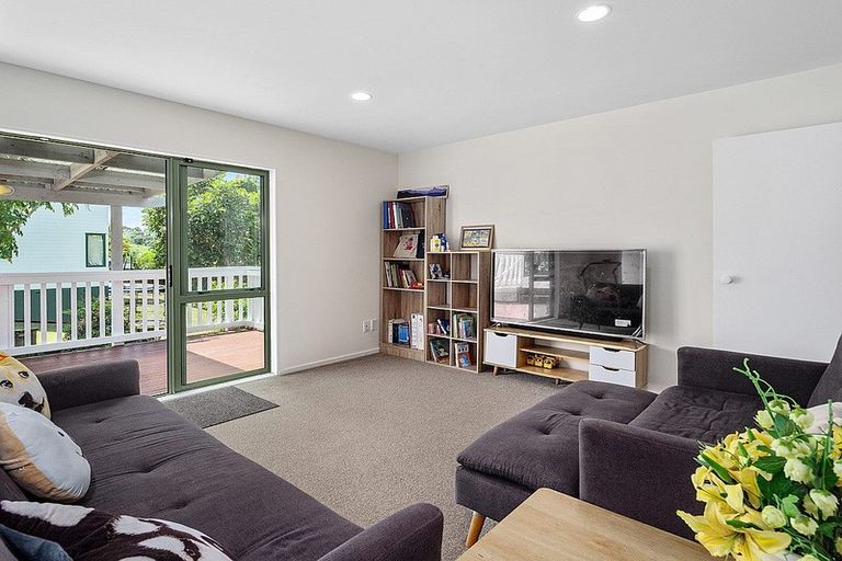 Photo of property in 2/23 Ludlow Terrace, Totara Vale, Auckland, 0627