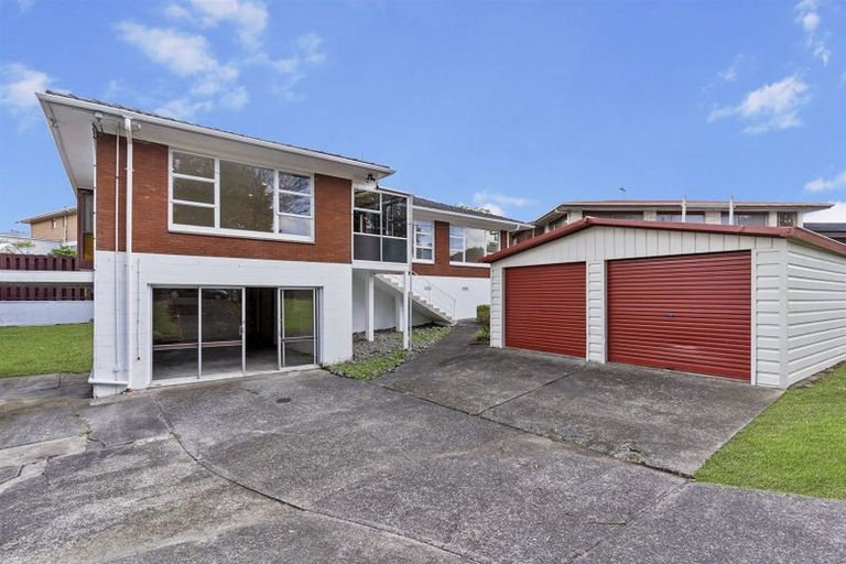 Photo of property in 176 Edmonton Road, Te Atatu South, Auckland, 0610