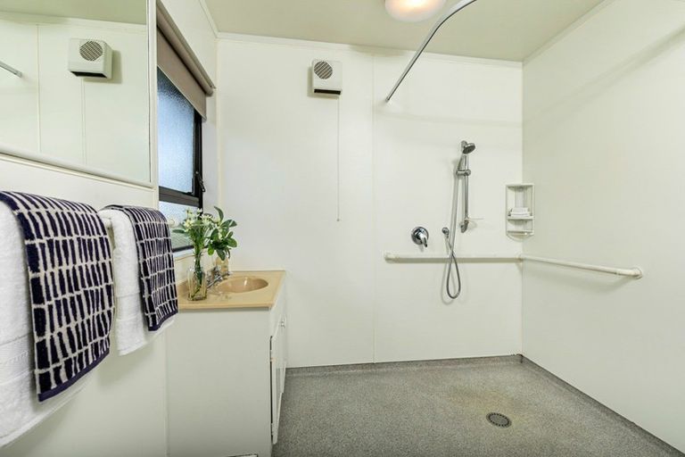 Photo of property in 2/150 Arran Road, Browns Bay, Auckland, 0630