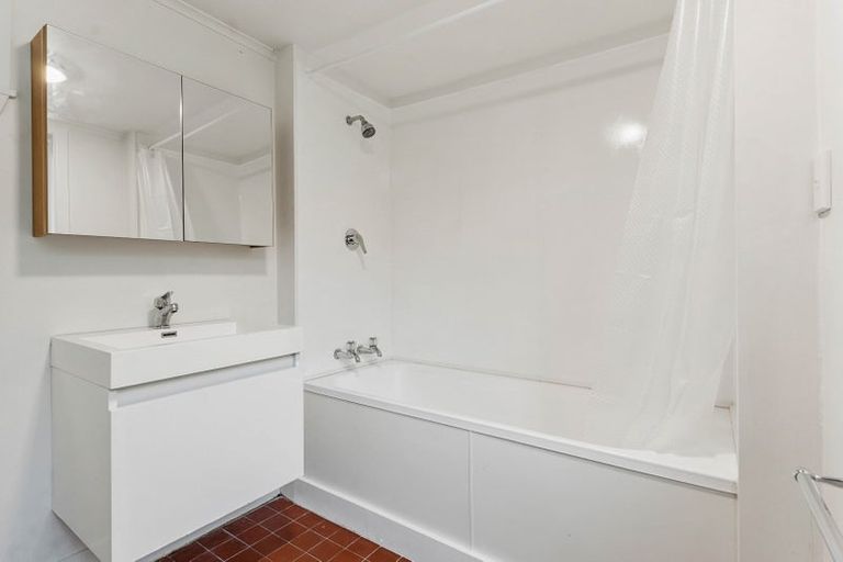 Photo of property in 1/20 Harrybrook Road, Green Bay, Auckland, 0604