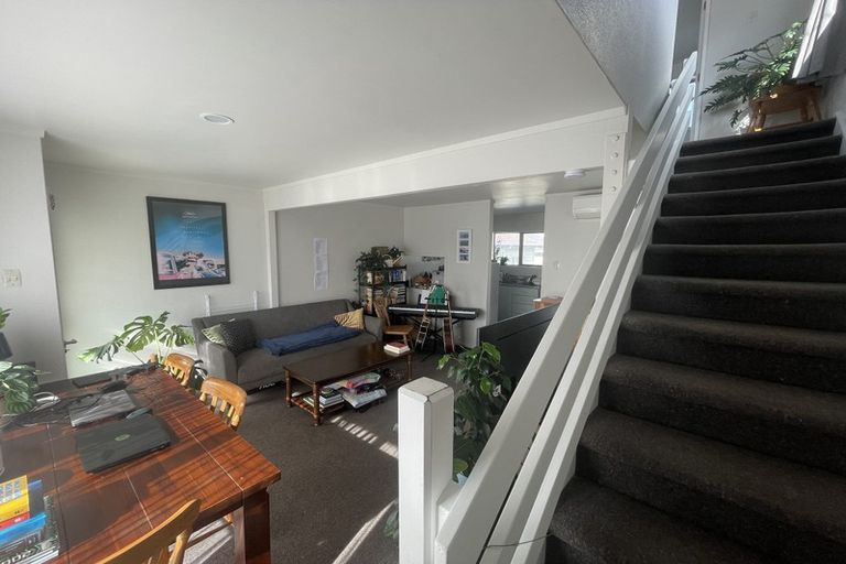 Photo of property in 1/133 Queens Drive, Lyall Bay, Wellington, 6022