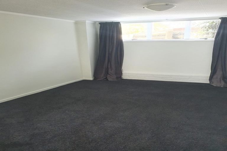 Photo of property in 1/177 Glenfield Road, Hillcrest, Auckland, 0627