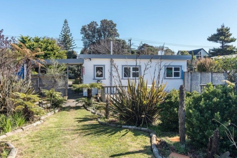 Photo of property in 37 Dale Road, Raumati South, Paraparaumu, 5032