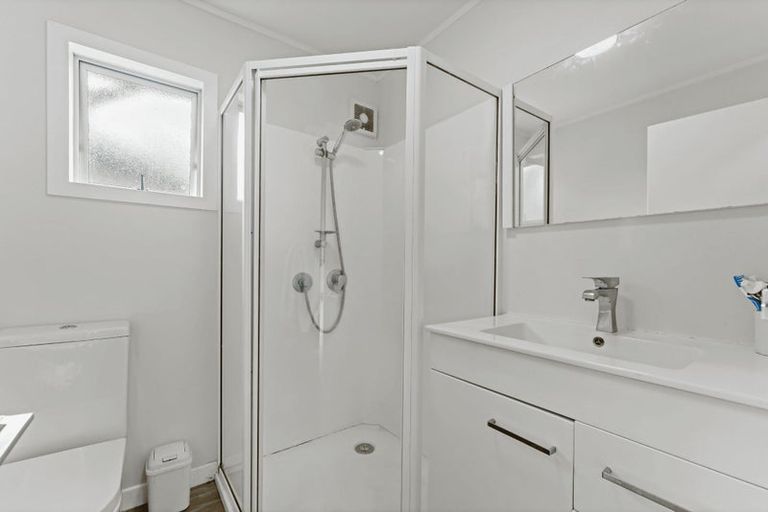 Photo of property in 2/247 Wairau Road, Totara Vale, Auckland, 0627