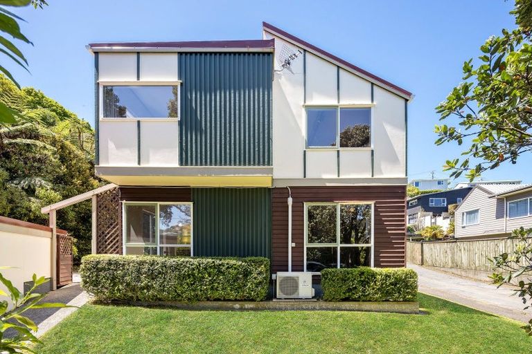 Photo of property in 40 Glanmire Road, Newlands, Wellington, 6037