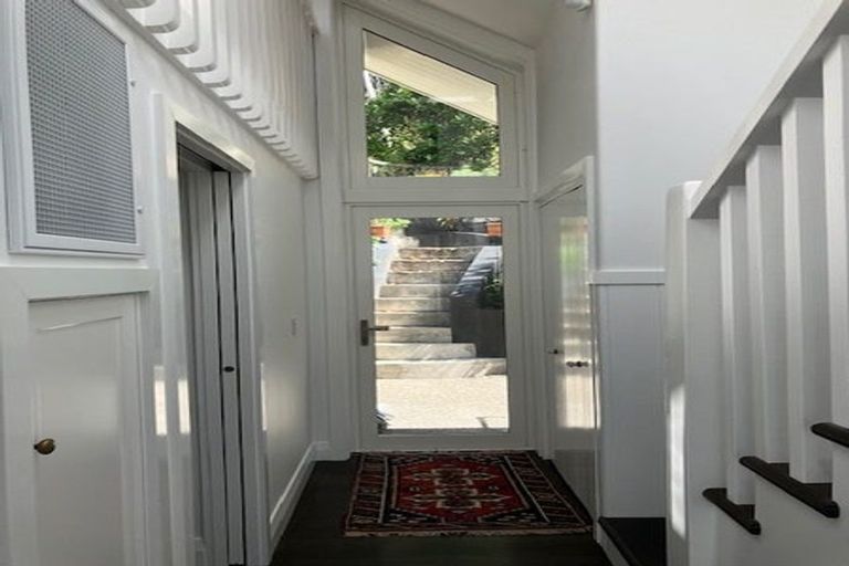 Photo of property in 129 Marine Parade, Seatoun, Wellington, 6022