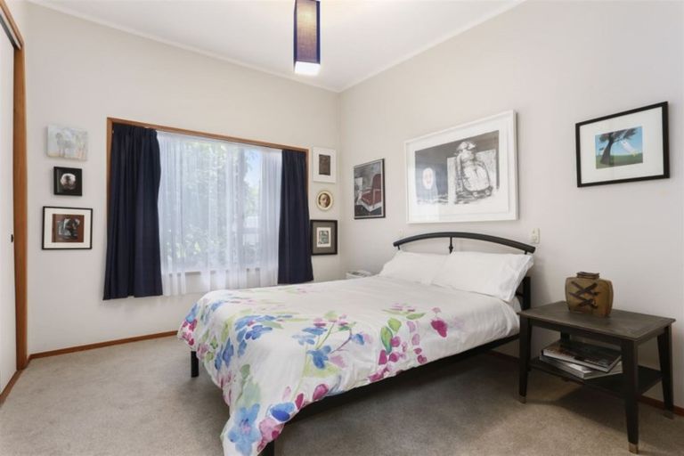 Photo of property in 138 Glenfield Road, Birkenhead, Auckland, 0626