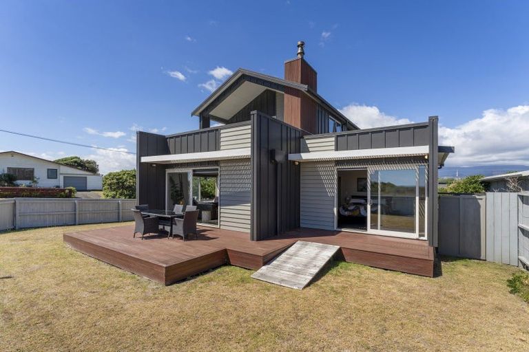 Photo of property in 2 Kowhai Street, Otaki Beach, Otaki, 5512