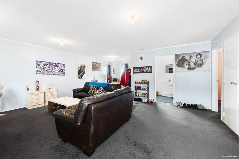 Photo of property in 53 Beaubank Road, Kelston, Auckland, 0602