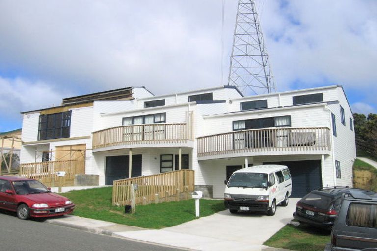 Photo of property in 3 Colchester Crescent, Newlands, Wellington, 6037