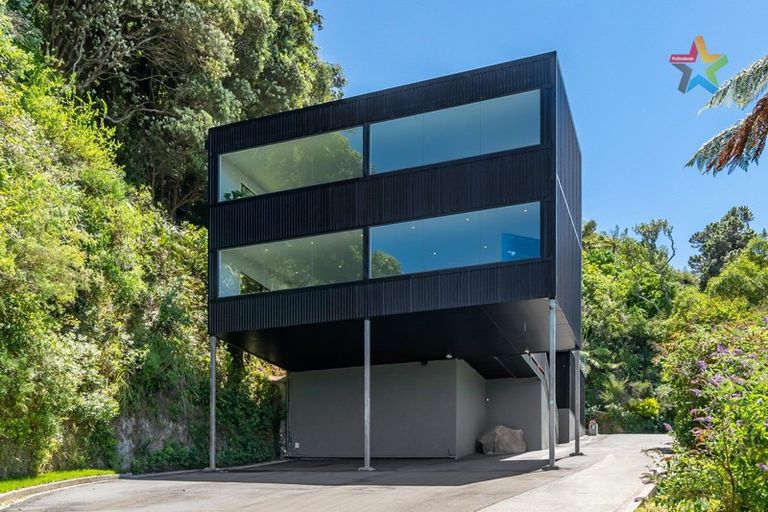 Photo of property in 18 Korokoro Road, Korokoro, Lower Hutt, 5012