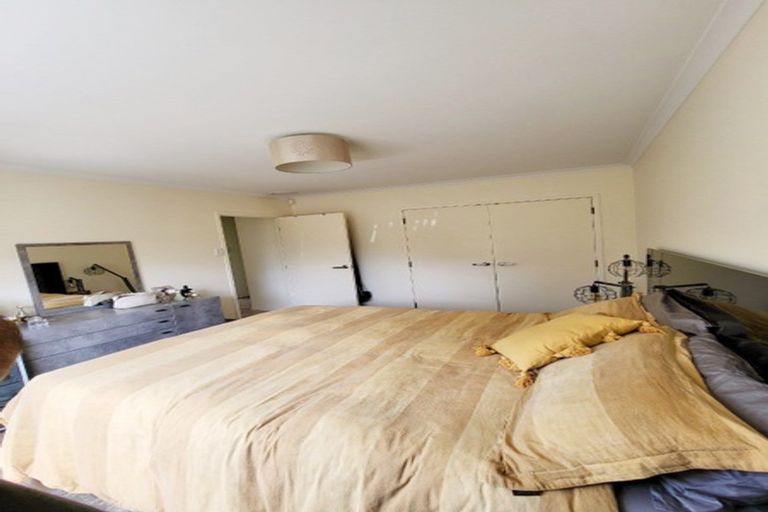 Photo of property in 2/18a Sherwood Avenue, Te Atatu South, Auckland, 0610