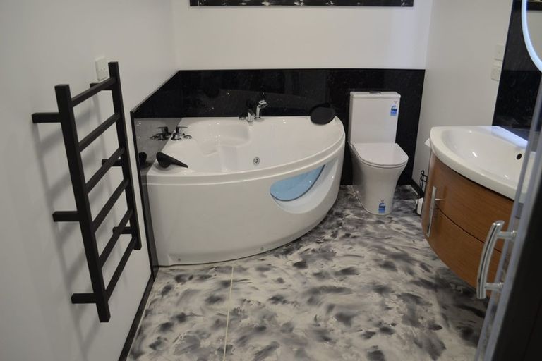 Photo of property in 112 Kawiu Road, Levin, 5510