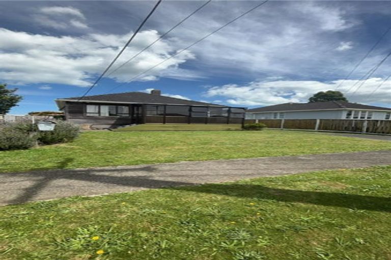 Photo of property in 1 Robbins Crescent, Hawera, 4610