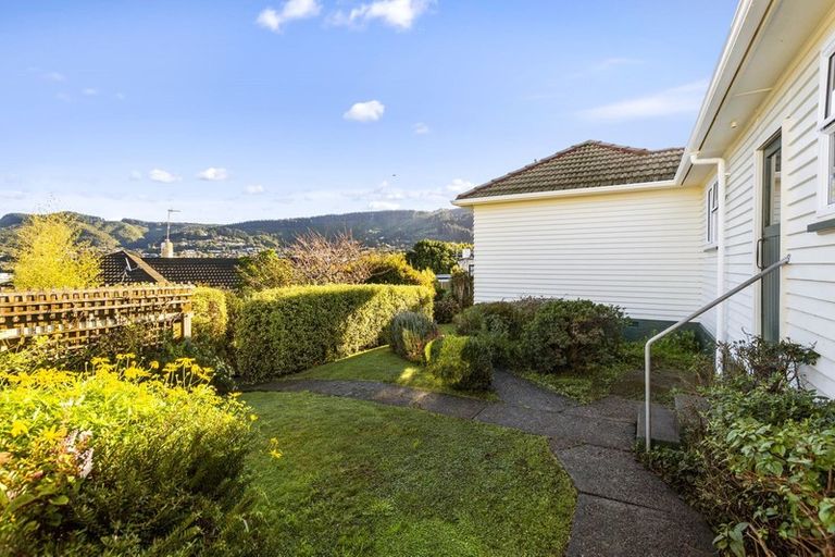 Photo of property in 2 Ongley Crescent, Tawa, Wellington, 5028