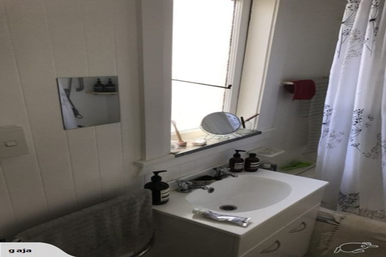 Photo of property in 14 Hawker Street, Mount Victoria, Wellington, 6011