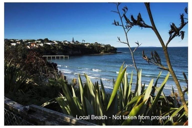 Photo of property in 2/9 Stitchbird Close, Murrays Bay, Auckland, 0630