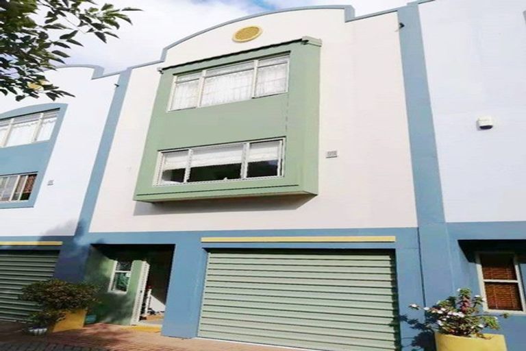 Photo of property in Lakeview Terrace, 28/14 Ambrico Place, New Lynn, Auckland, 0600