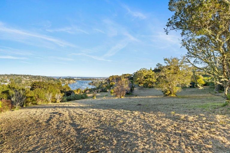 Photo of property in 1 Buckleys Track, Paremoremo, Auckland, 0632