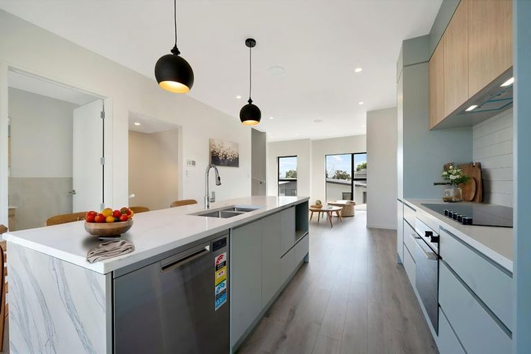 Photo of property in 1/107 Hobsonville Road, West Harbour, Auckland, 0618