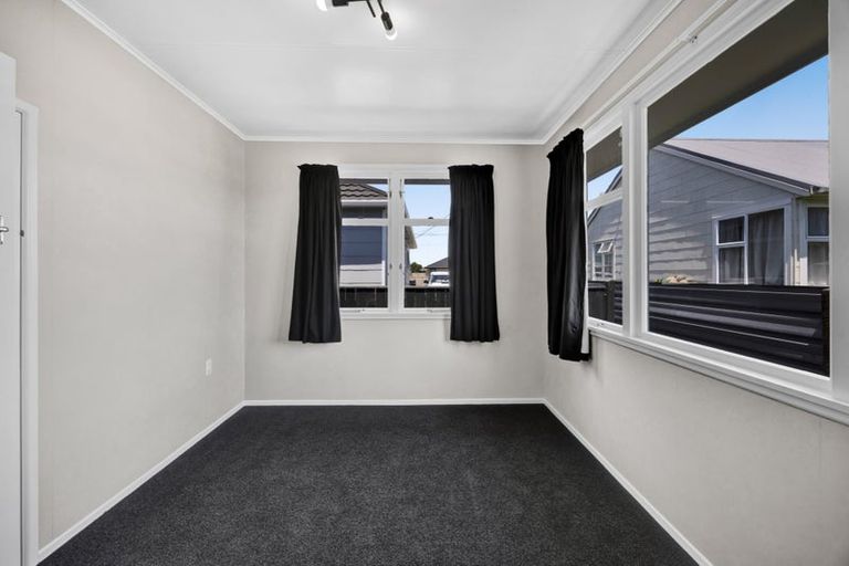 Photo of property in 1a Robbins Crescent, Hawera, 4610