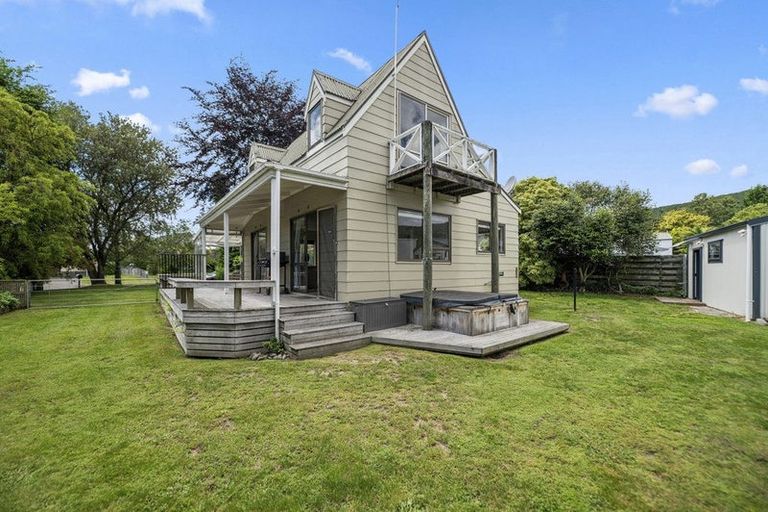 Photo of property in 19 Irwin Place, Kinloch, Taupo, 3377