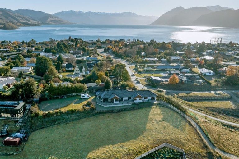 Photo of property in 33 Tomtit Crescent, Lake Hawea, 9382