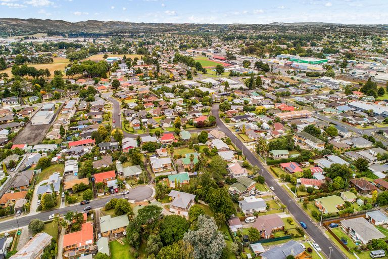 Photo of property in 15 Campbell Place, Papakura, 2110