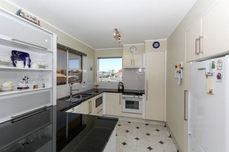 Photo of property in 2/498 Devon Street East, Strandon, New Plymouth, 4312