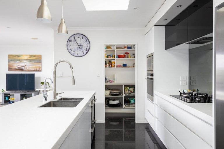 Photo of property in 1 Oakmont Crescent, Waiwhakaiho, New Plymouth, 4312