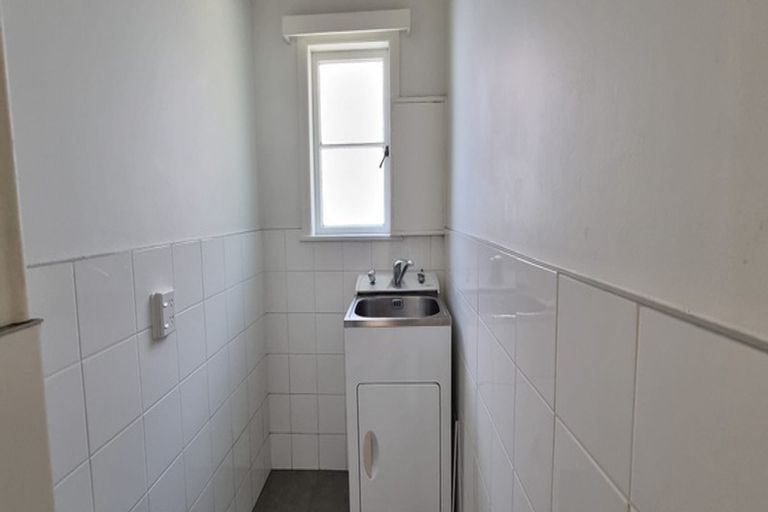 Photo of property in 2/18 Forrest Hill Road, Forrest Hill, Auckland, 0620