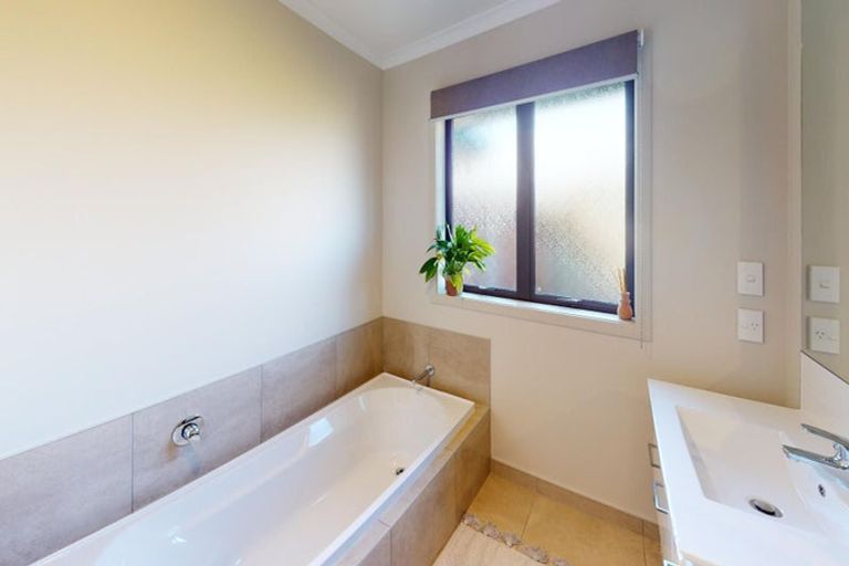 Photo of property in 34 Cyprus Place, Fitzherbert, Palmerston North, 4410