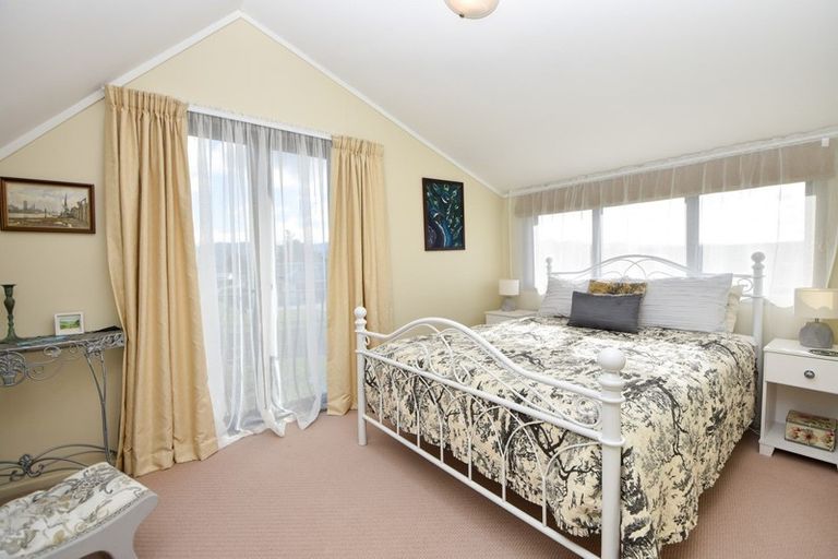 Photo of property in 8 Daffodil Grove, Carterton, 5713