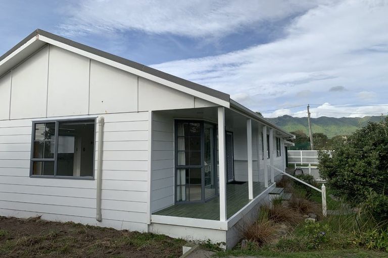 Photo of property in 2 Marram Way, Peka Peka, Waikanae, 5391
