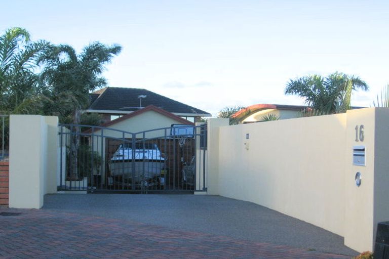 Photo of property in 16 Courtneys, West Harbour, Auckland, 0618