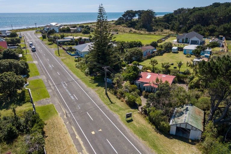 Photo of property in 16 Rangiuru Road, Otaki Beach, Otaki, 5512