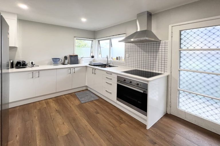 Photo of property in 1/214 Sunnynook Road, Totara Vale, Auckland, 0627