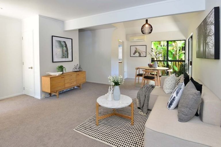 Photo of property in 2/26 Sandown Road, Rothesay Bay, Auckland, 0630