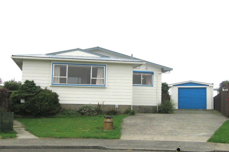 Photo of property in 14a Bayswater Place, Newlands, Wellington, 6037