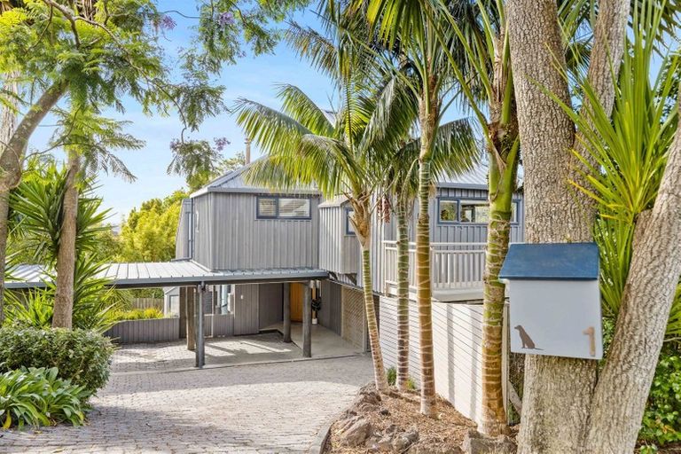 Photo of property in 1 Radiata Lane, Chatswood, Auckland, 0626