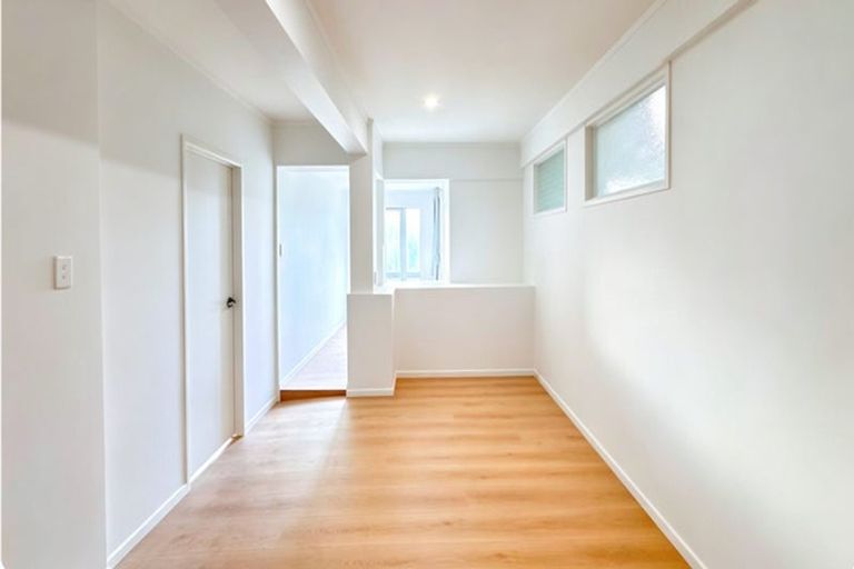 Photo of property in 4 Ayton Drive, Totara Vale, Auckland, 0629