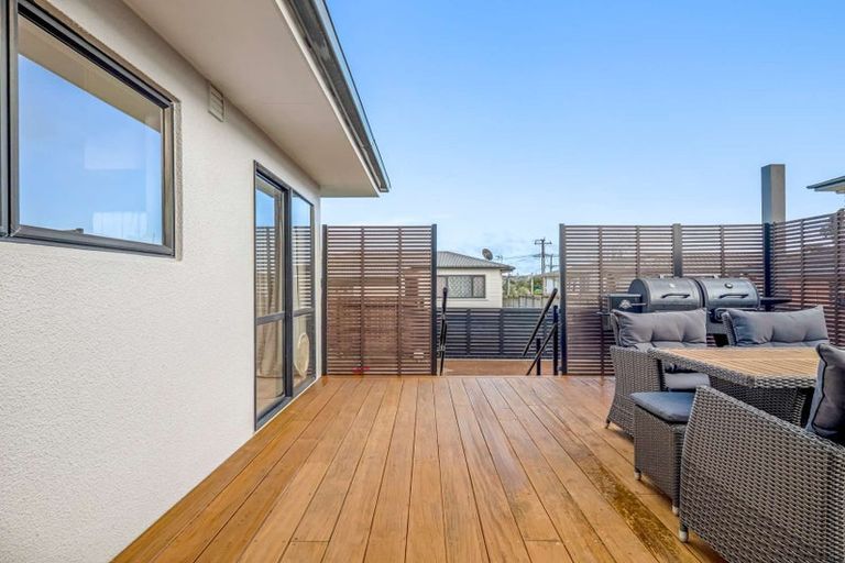 Photo of property in 2 Laura Street, Kelston, Auckland, 0602