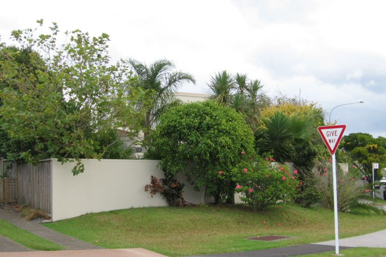 Photo of property in 1/61 Renoir Street, West Harbour, Auckland, 0618