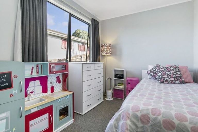 Photo of property in 15 Chislehurst Street, Henderson, Auckland, 0612