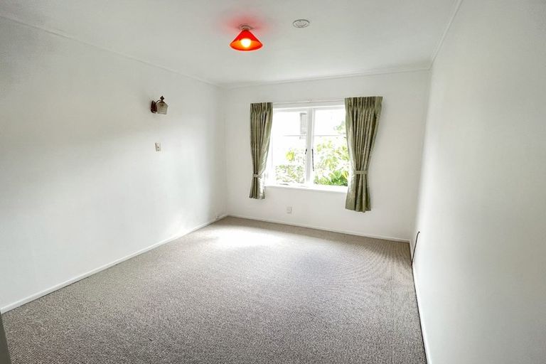 Photo of property in 2 Marlene Avenue, Te Atatu South, Auckland, 0610