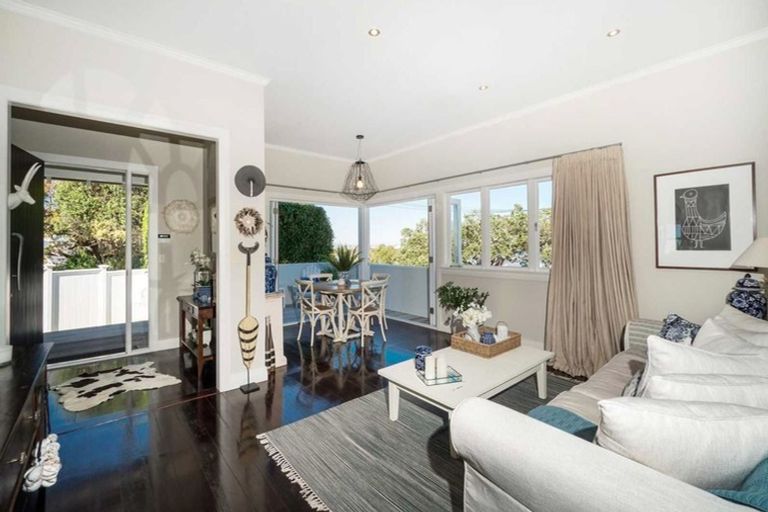 Photo of property in 1/41 Seaview Avenue, Northcote, Auckland, 0627
