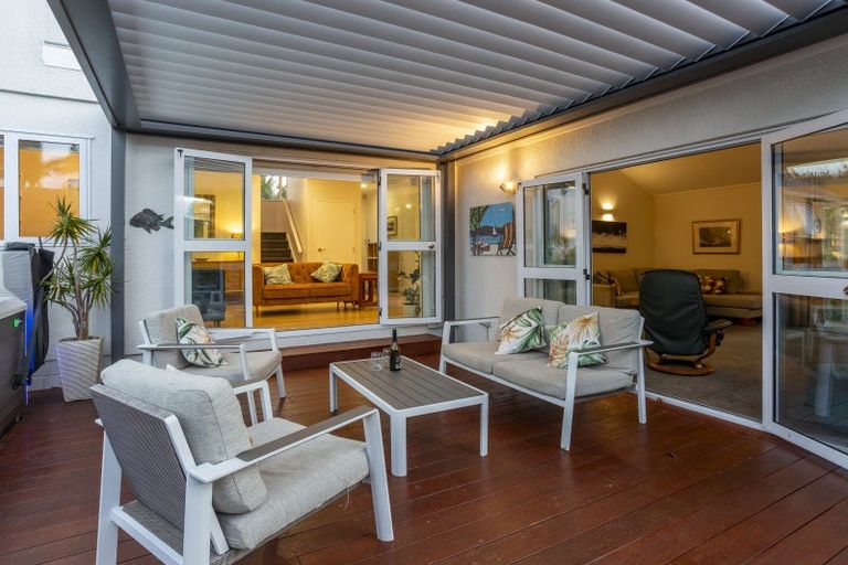 Photo of property in 16 Waipuia Place, Greenhithe, Auckland, 0632